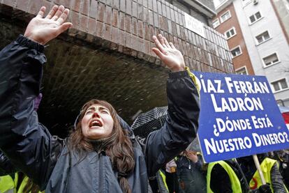 Concentración en enero de 2010 de trabajadores de Air Comet, en protesta contra Gerardo Díaz Ferrán, copropietario de la aerolínea, ante la sede de la patronal.