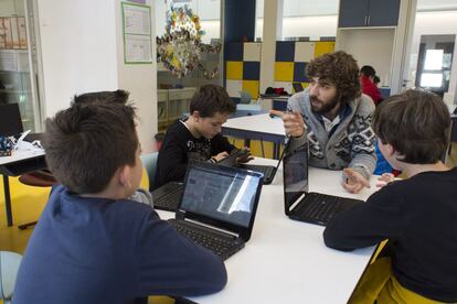 Aunque se siguen dando algunas asignaturas de forma convencional, los niños trabajan mayoritariamente por proyectos interdisciplinares. Estos alumnos de 5º de primaria están creando una aplicación para móvil.