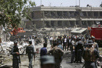 Las fuerzas de seguridad inspeccionan el lugar del atentado. "El objetivo [del atentado] no está aún claro, pero fue cerca de la Embajada de Alemania", indicó el portavoz de la Policía de Kabul, al señalar que la zona está acordonada y continúan las investigaciones.