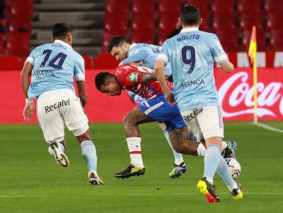 Henedy recibe el acoso de varios jugadores del Celta el pasado domingo.