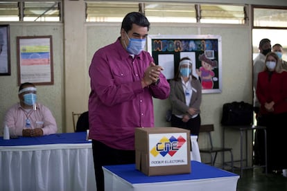 O presidente venezuelano, Nicolás Maduro, neste domingo em uma seção eleitoral de Caracas.