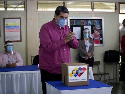 El presidente venezolano, Nicolás Maduro, este domingo en un centro electoral de Caracas.