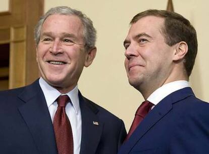El presidente de EE UU, George W. Bush, con el presidente electo ruso, Dimitri Medvédev, en Sochi.
