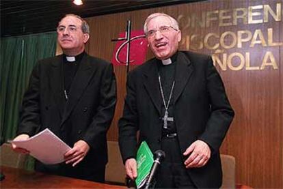 Antonio María Rouco, a la derecha, tras ser reelegido en 2002 presidente de la Conferencia Episcopal.