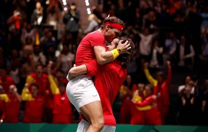 Rafa Nadal y Feliciano López celebran su pase a la final de la Copa Davis tras derrotar a los británicos Jamie Murray y Neal Skupski, en el encuentro de dobles que han disputado este sábado en las instalaciones de la Caja Mágica de Madrid.