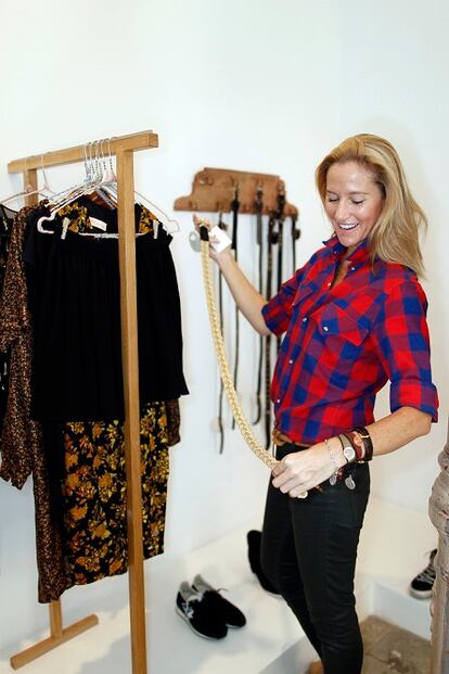 Fiona Ferrer coge un cinturn en la tienda Pez, de la calle de Regueros. Ferrer apuesta este oto?o por bailarinas de 'print' animal, 'pashmina' de estampado de leopardo y camisetas de rayas.