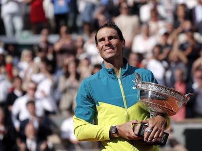 Rafa Nadal levanta el trofeo de Roland Garros tras su victoria frente a Casper Ruud en París.