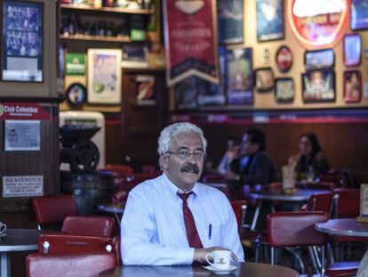 El sociólogo venezolano Tomás Páez, en un café de Bogotá.