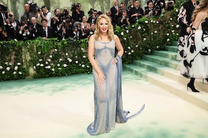 Klylie Minogue eligió un vestido de denim desgastado con trampantojo que simulaba su anatomía. Lo firma Glenn Martens para Diesel.