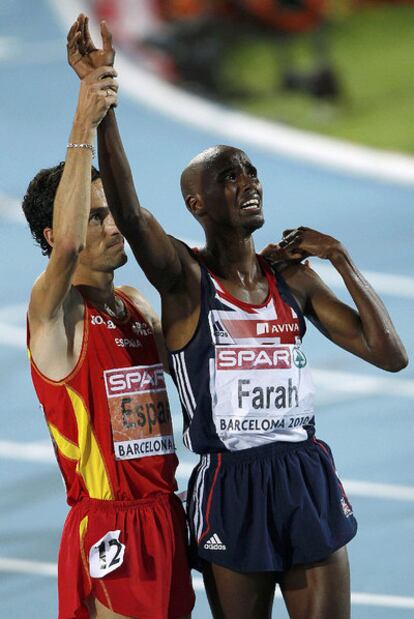 Jesús España, segundo en la prueba de los 5.000m en el Europeo de Barcelona, levanta el brazo al ganador de la prueba, el británico Mo Farah.