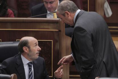 Rubalcaba, ministro del Interior (izquierda), habla con Erkoreka, portavoz del PNV, en el Congreso.