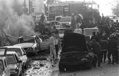 Estado en el que quedó el coche blindado del presidente del PP, Jose María Aznar, tras el atentado de ETA con un coche bomba en Madrid, del que salió ileso, el 19 de abril de 1995. 