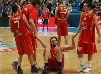 Navarro y Calderón levantan a Gasol tras fallar éste la última canasta y perder España el Europeo de baloncesto en Madrid ante Rusia.