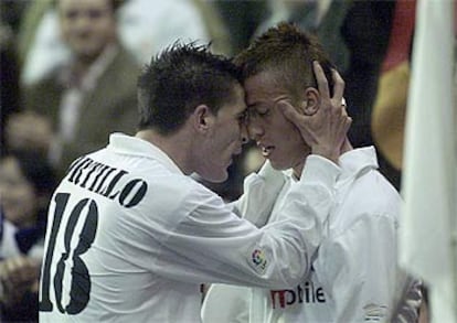 Portillo, entusiasmado, felicita a Guti tras el espléndido gol del centrocampista.