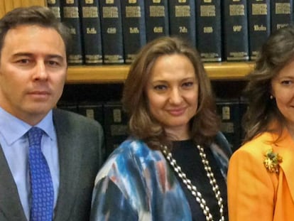 Dimas Gimeno, junto a sus primas, Marta Álvarez, presidenta de El Corte Inglés, y Cristina, en una imagen de 2015.