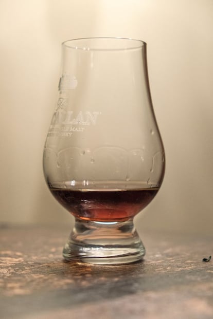 Un vaso de The Macallan. La marca escocesa tiene el récord del whisky más caro del mundo, subastado en Hong Kong en 2014 y comprado por un empresario de Taiwán por más de medio millón de euros. Vista desde la finca de The Macallan.