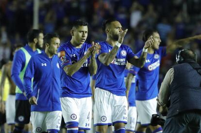 Jugadores de Cruz Azul festejan su triunfo ante Veracruz.