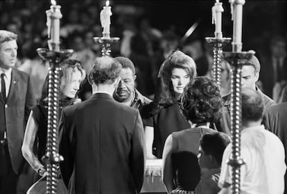 Lee Radziwell, Jackie Kennedy y el reverendo Ralph Abernathy permanecen junto al ataúd de Robert Kennedy en la catedral de San Patricio, el 8 de junio de 1968.