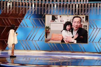 Lee Isaac Chung, director de 'Minari', celebra el Globo de Oro con su hija.