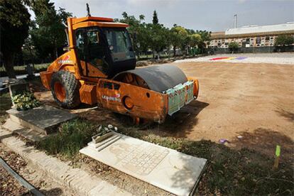 Una apisonadora, el pasado fin de semana, en la fosa común del cementerio de Valencia.