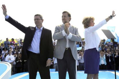 Alberto Ruiz-Gallardón, Mariano Rajoy y Esperanza Aguirre, durante el mitin de ayer en Madrid.