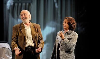 Héctor Alterio y Julieta Serrano en la representación d ela obra de teatro 'La sonrisa etrusca', de José Luis Sampedro, en versión teatral de Pablo Heras.
