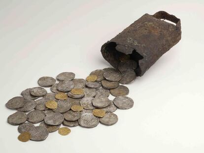 Cencerro y conjunto de monedas del tesoro de Gazteluberri.