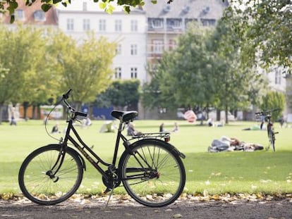 Una bicicleta en el parque de King's Gardens, en Copenhague.