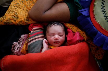 Un recién nacido junto a su madre Zahida Begum, de 22 años, refugiada rohingya después del parto en un centro médico en el campo de refugiados de Kutupalong cerca de Cox's Bazar, Bangladés.