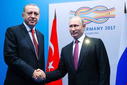 El presidente ruso Vladimir Putin se da la mano con el presidente turco Recep Tayyip Erdogan, tras su reunión durante la segunda jornada del G-20.