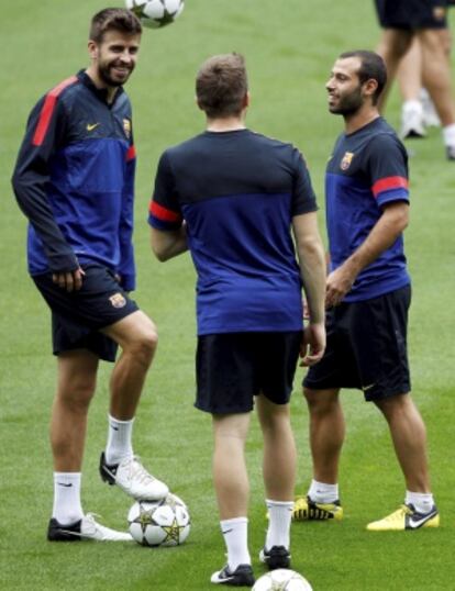 Piqué charla con Bartra y Mascherano.