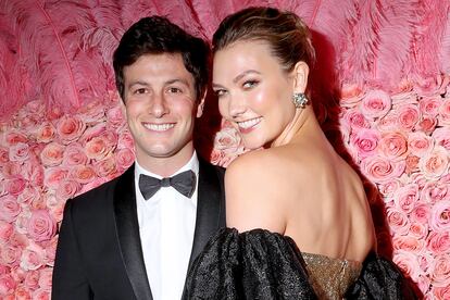 Joshua Kushner y Karlie Kloss posan en la gala Met de 2019.