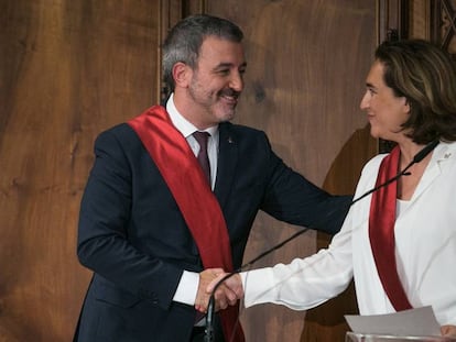 Jaume Collboni y Ada Colau, durante la toma de posesión en el Ayuntamiento.
 