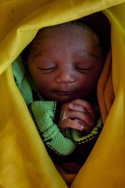 Esta é a nova filha de Yvette Kozenga, 25 anos, nascida em Bambari. O Hospital Universitário da cidade é o único da região e a instalação recebe eletricidade apenas esporadicamente. Kozenga e sua família foram deslocados duas vezes. Antes de chegar a Bambara, ela morava com o marido e dois filhos em Bria, mas o campo em que residiam foi atacado e incendiado. A República Centro-Africana tem a segunda taxa mais alta de mortalidade neonatal e, assim como a segunda maior taxa de mortalidade materna no mundo. A matrona Celestine Yaya ajudou milhares de mães como Kozenga nos últimos 30 anos. No momento, diz, ela cuida de até 10 entregas por semana em sua casa de adobe, sem remédios ou máquinas. As mães que vêm a ela muitas vezes não têm outra escolha: o hospital mais próximo fica a cerca de três quilômetros de distância, em uma estrada de terra, e eles não podem pagar o custo de um táxi.