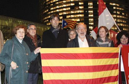 De izquierda a derecha, en primera fila: Tatjana Zdanoka, Ramón Tremosa (PdeCAT), Jordi Solé (ERC) y Josep Maria Terricabras (ERC) en una protesta contra “la discriminación de Cataluña” ante el Europarlamento en Bruselas el 14 de noviembre.