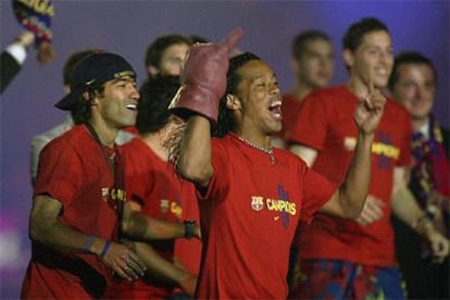 Van Bronckhorst y Ronaldinho, en la fiesta azulgrana.