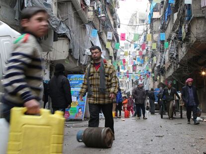 Moradores de Aleppo se abastecem com alimentos, na quinta-feira.