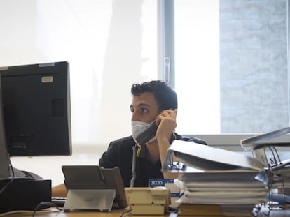 Un rastreador llama del servicio de salud pública de la Comunidad de Madrid, durante una jornada de trabajo.
