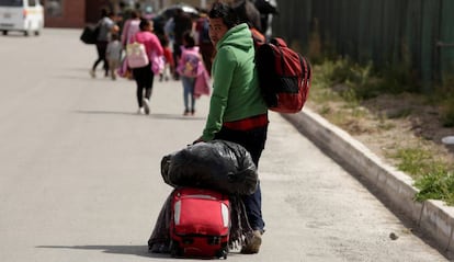 Migrantes centroamericanos abandonan un refugio saturado para buscar otro lugar donde cobijarse en Ciudad Juárez, México.