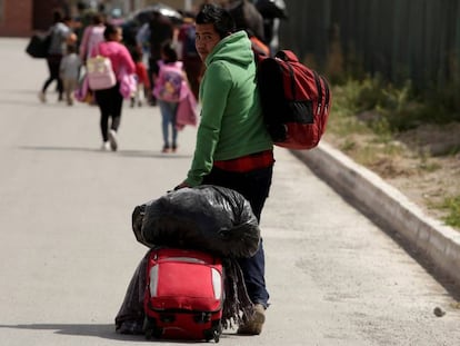 Migrantes centroamericanos abandonan un refugio saturado para buscar otro lugar donde cobijarse en Ciudad Juárez, México.