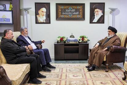 Hezbollah leader Hasan Nasrallah (right) talks during a meeting with Islamic Jihad Secretary General Ziad Najale and Hamas political affairs chief Saleh al Aruri on October 25, 2023 in Lebanon.