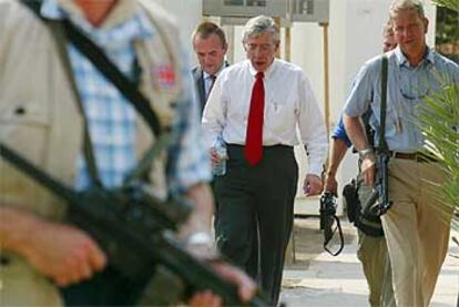 El ministro de Exteriores británico, Jack Straw, visita la Embajada del Reino Unido en Bagdad, ayer.