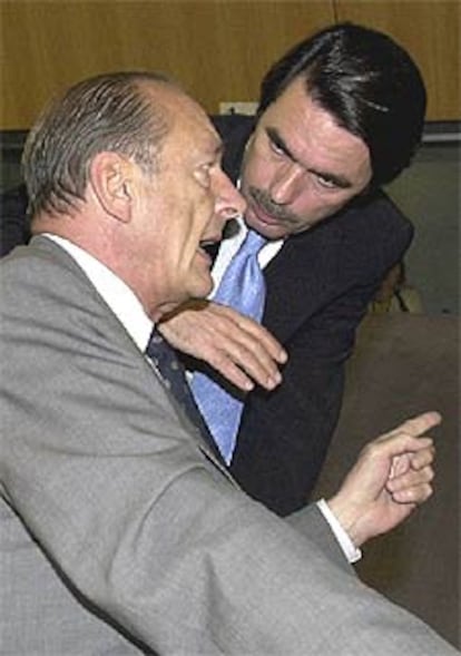 José María Aznar habla con el presidente francés, Jacques Chirac, en junio de 2002 en la cumbre de Sevilla.