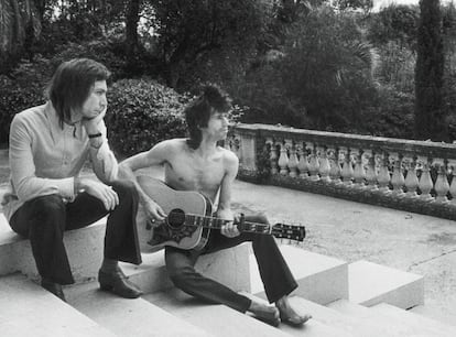 Charlie Watts (izquierda) y Keith Richards (derecha), en las escaleras de la terraza con vistas al mar, 1971. 