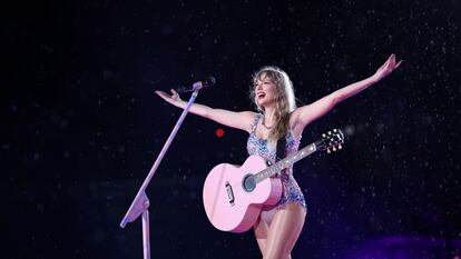 Taylor Swift actuando en Río de Janeiro, durante un concierto de la gira The Eras Tour.