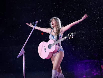 Taylor Swift actuando en Río de Janeiro, durante un concierto de la gira The Eras Tour.