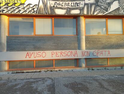 Pintada contra el nombramiento de Isabel Díaz Ayuso como alumna ilustre, en una de las paredes de la Facultad de Ciencias Políticas de la Universidad Complutense. Cedida por el colectivo Contracorriente. 