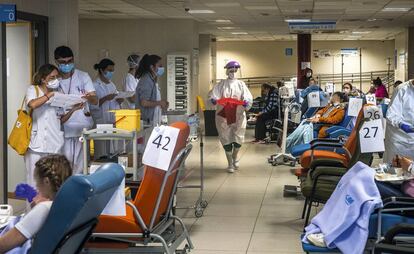 Pacientes con coronavirus en urgencias del hospital La Paz, el 3 de abril de 2020.