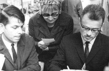 Icchokas Meras (derecha), durante una firma de libros en la RDA en 1968