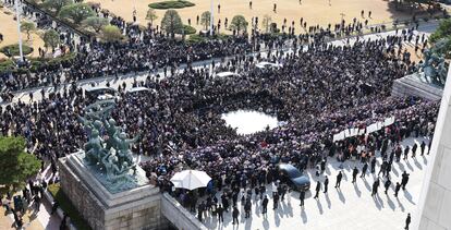 Legisladores y miembros del principal partido opositor de Corea del Sur, el Partido Democrático (PD), se manifiestan contra el presidente del país frente a la Asamblea Nacional, este miércoles.